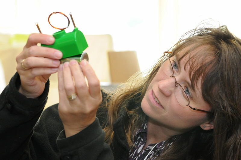 Sandra Nadelen McCann ’93, first-grade teacher at Leighton Elementary School, installs a battery in her electic motor.